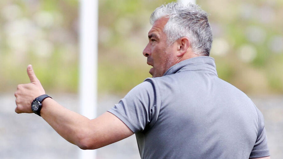 Jorge Costa na bancada e com fé