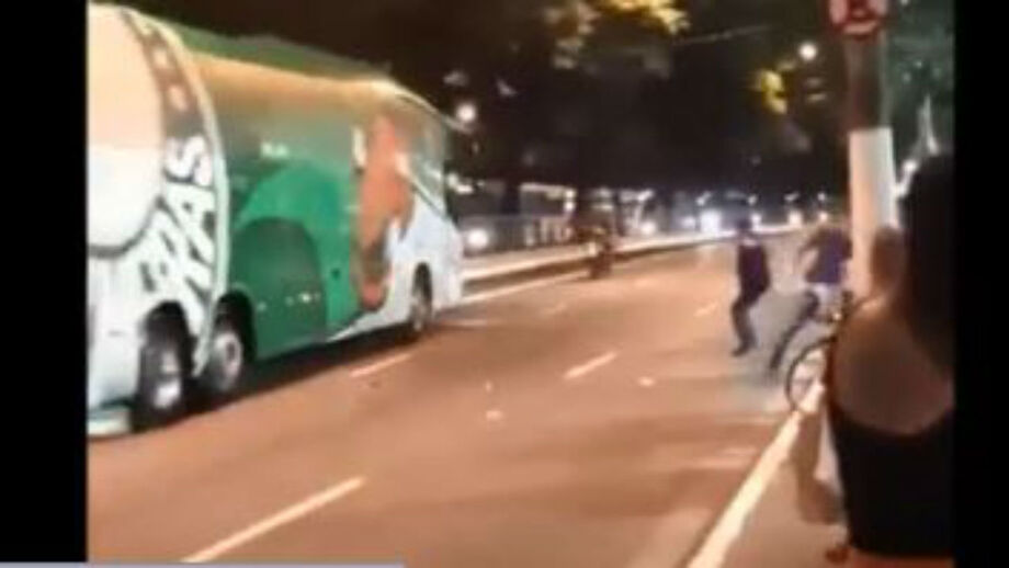Autocarro do Palmeiras foi atacado à pedrada... pelos próprios adeptos