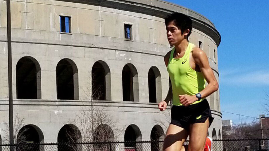 Yuki Kawauchi corre em Boston como profissional e com a companhia da... mãe