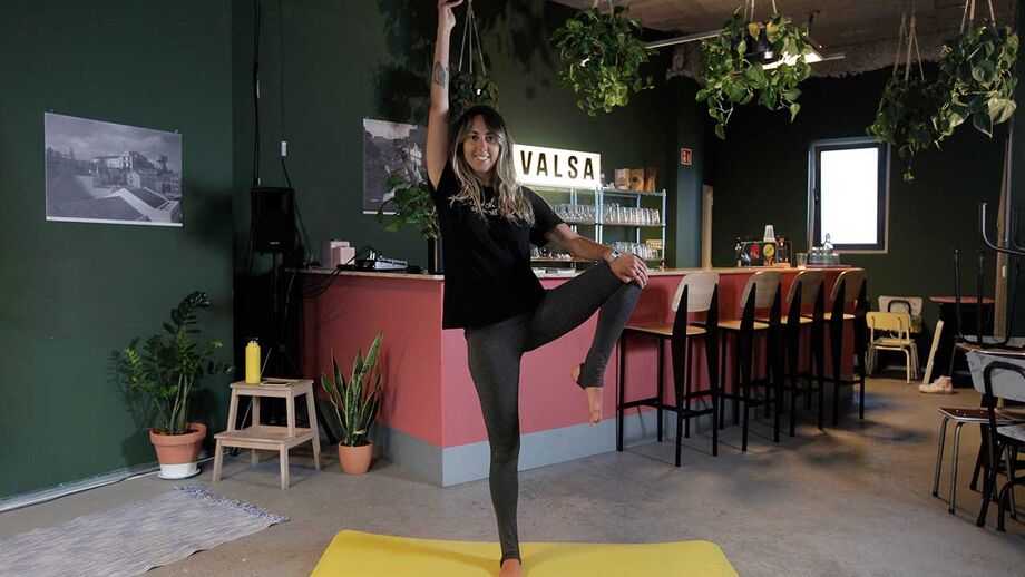 Where the mat is: Aulas de yoga até num bar