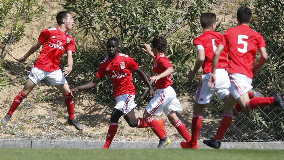 Benfica derrota Tondela e assume a liderança