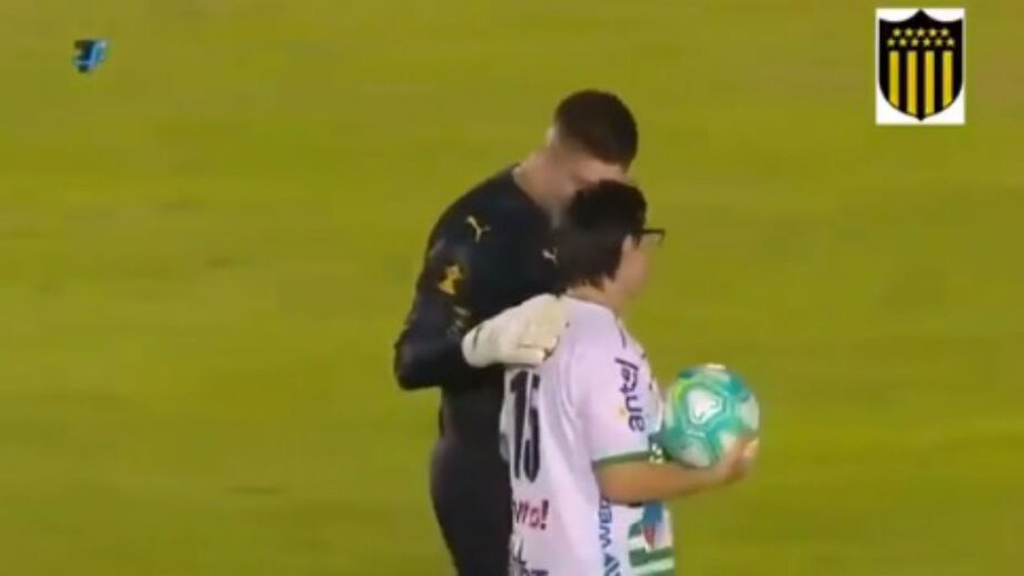 Guarda-redes do Peñarol não conseguiu defender penálti de um adepto muito especial