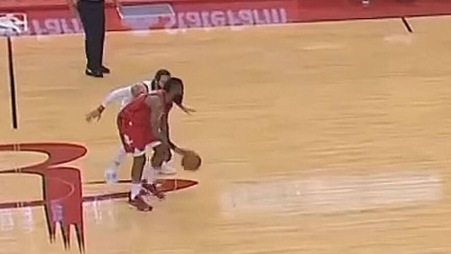 O que terá passado pela cabeça de Ricky Rubio para defender James Harden desta forma?