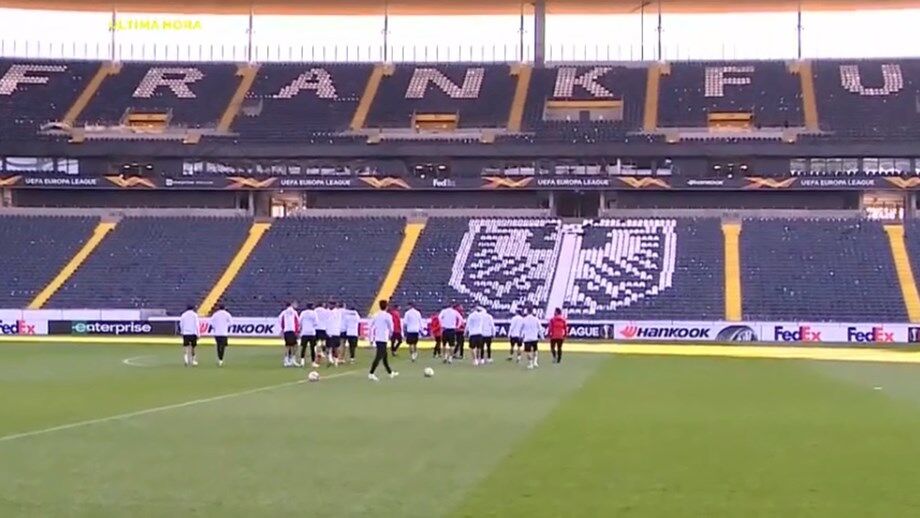 Salvio em pleno no treino de adaptação do Benfica em Frankfurt