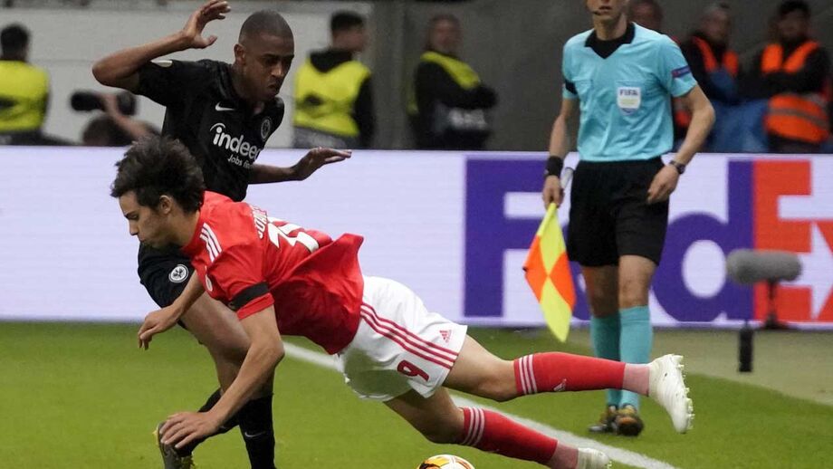 Kostic marca em posição irregular após remate ao poste