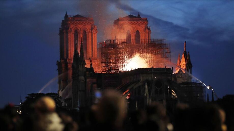 Polícia confirma que curto-circuito terá estado na origem do fogo em Notre-Dame