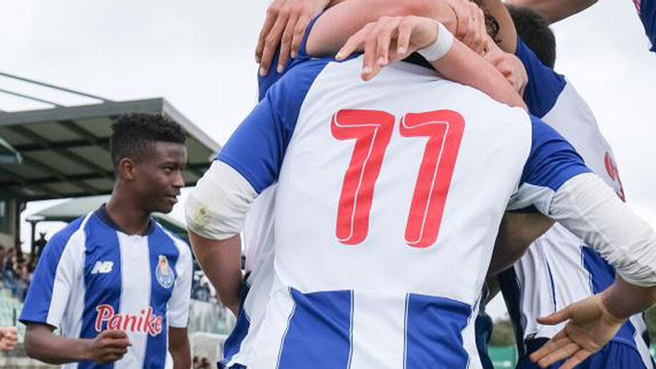 FC Porto vence Académica e aproveita empate do Benfica