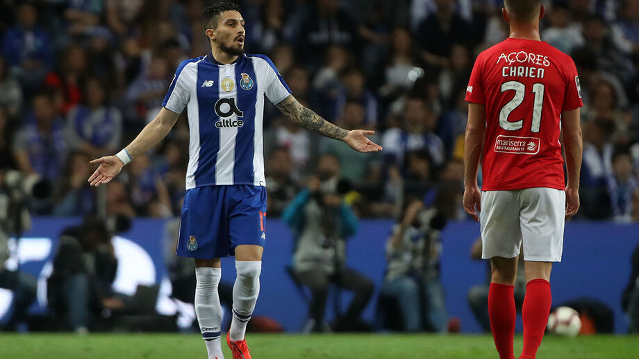 Porta do At. Madrid fechada para Alex Telles