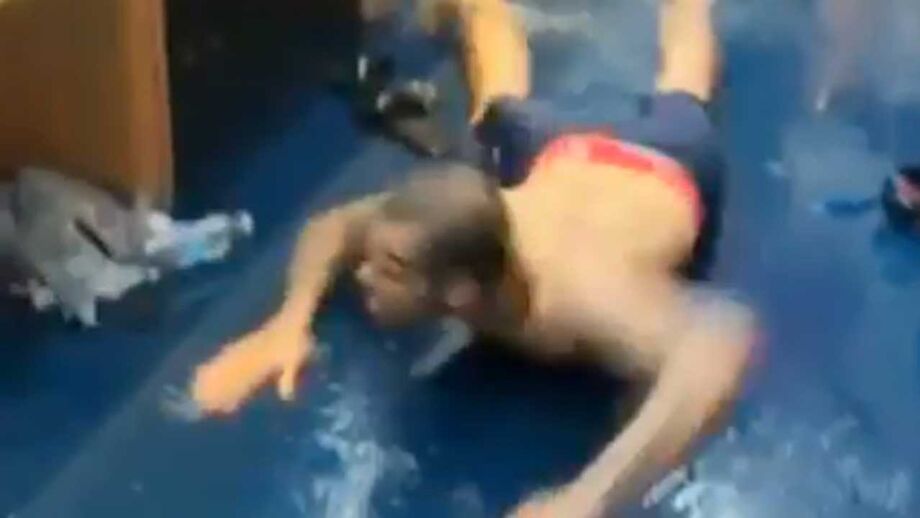 Dani Alves 'transforma' balneário do PSG em piscina e campeões franceses vão na onda
