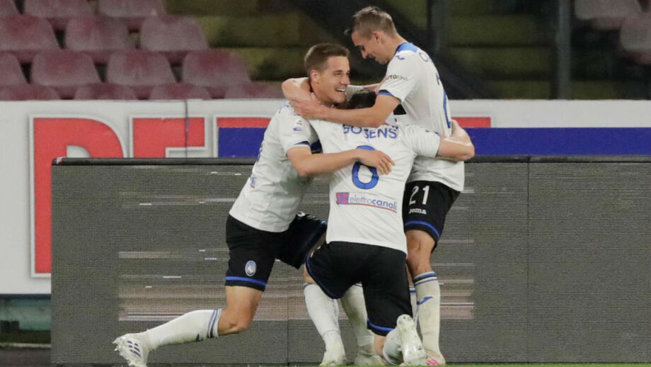 Atalanta vence em Nápoles e mantém sonho da Champions