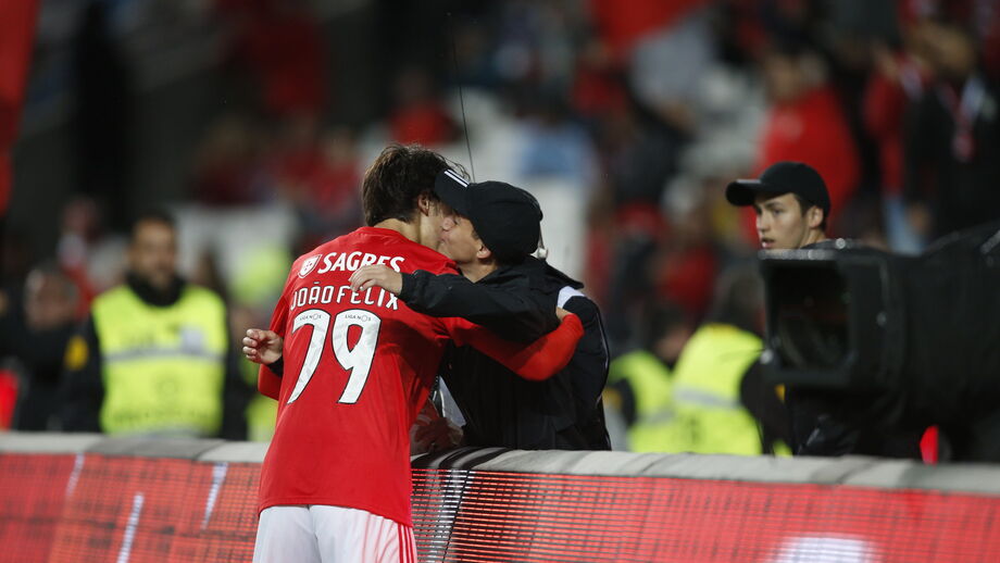 João Félix voltou a correr para o irmão