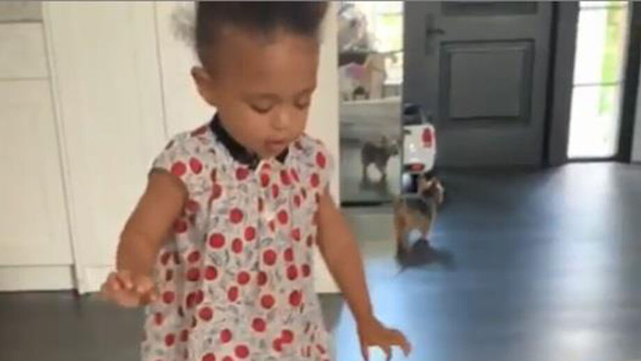 Filha de Serena William aprende com a mãe