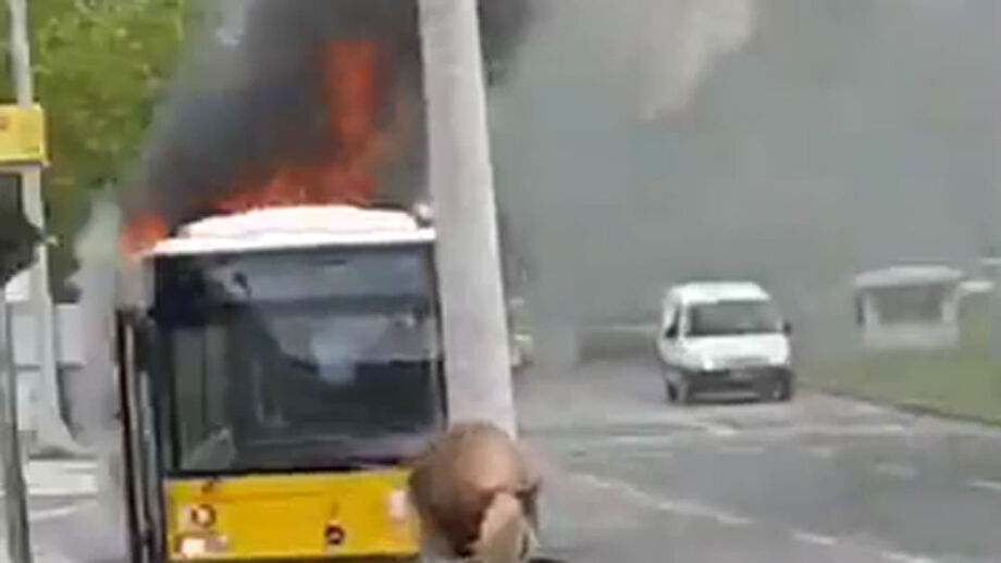 Autocarro da Carris incendeia-se em Chelas após problema no motor