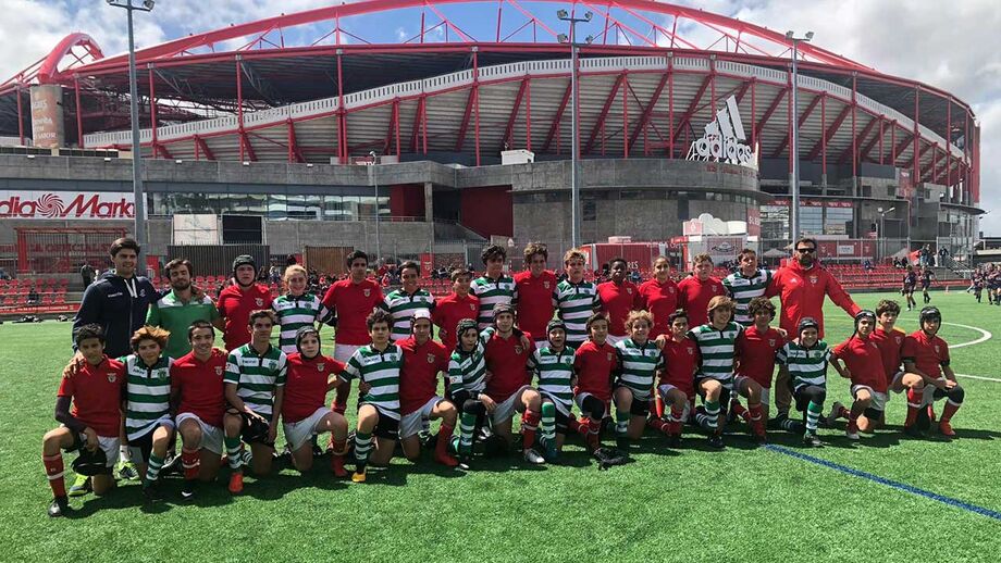 Sub-14 de Benfica e Sporting posaram juntos para a foto no Torneio Carlos Nobre