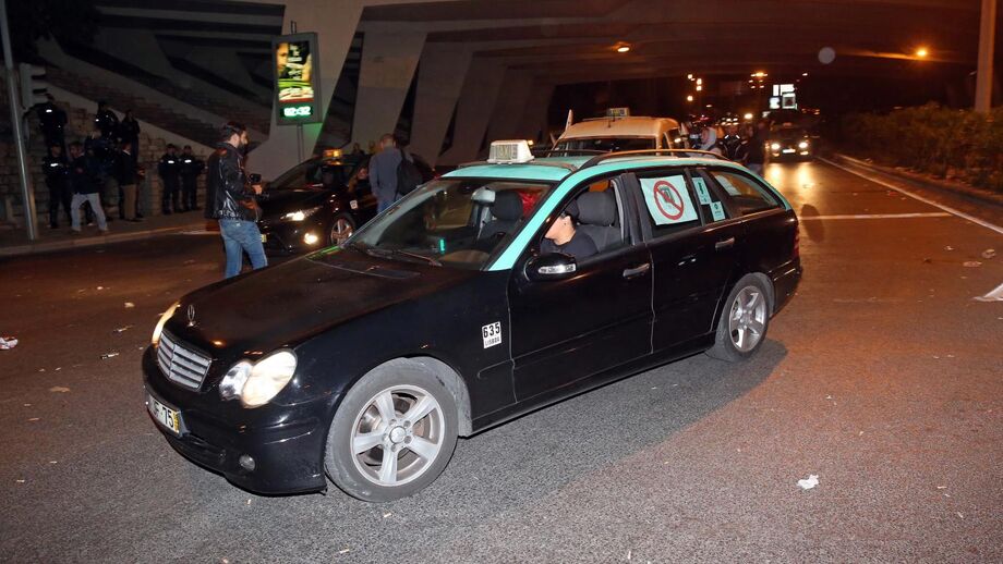 Lisboa quer cobrar taxa de 1 euro a quem apanhar táxi no aeroporto
