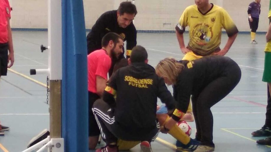Árbitro bombeiro salva jogador