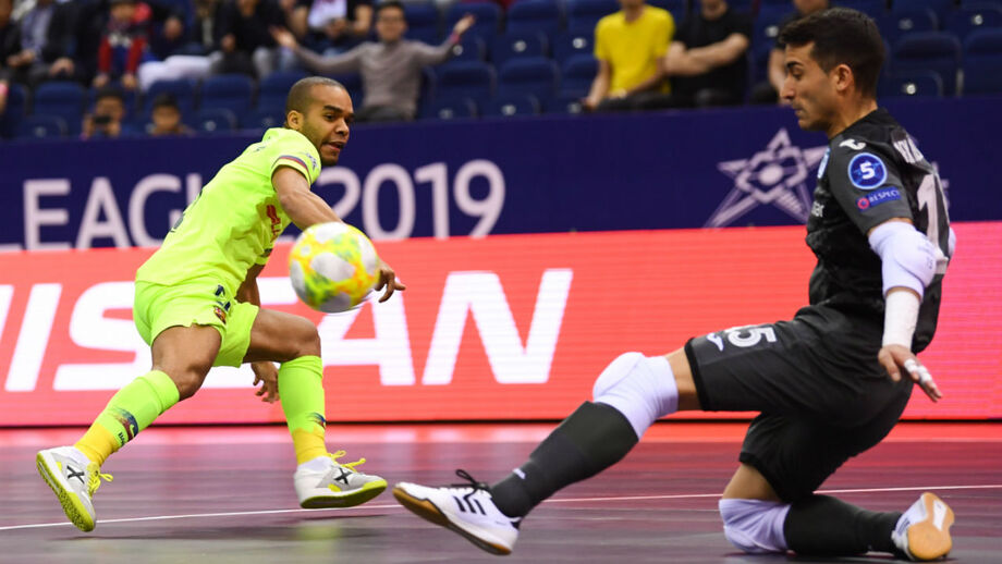 Inter de Ricardinho perde com o Barcelona e é 4.º na Liga dos Campeões