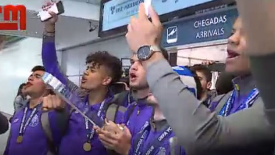 Jovens campeões do FC Porto recebidos em apoteose pelos adeptos