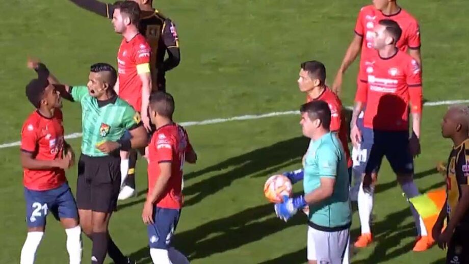 Petardos deixam guarda-redes em mau estado e jogo é interrompido na Bolívia