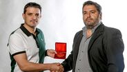 Nuno Dias recebe Record de Ouro entregue pelo diretor Bernardo Ribeiro