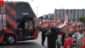 Loucura na saída do autocarro do Benfica rumo ao Estádio da Luz