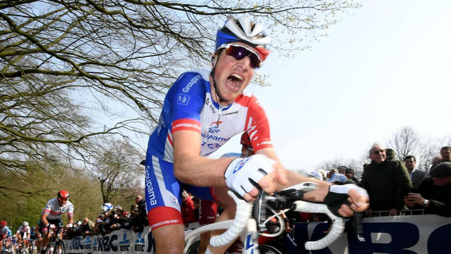 Stefan Küng vence isolado a segunda etapa da Volta à Romandia