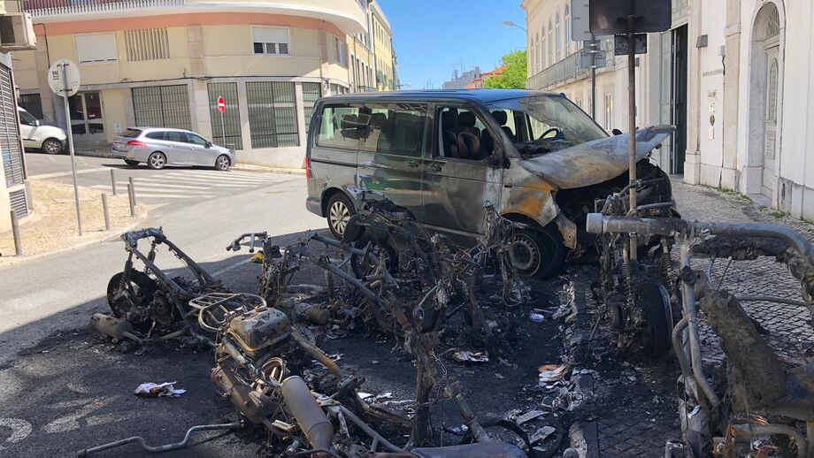 Sete motas e dois carros destruídos pelas chamas junto a hotel em Lisboa