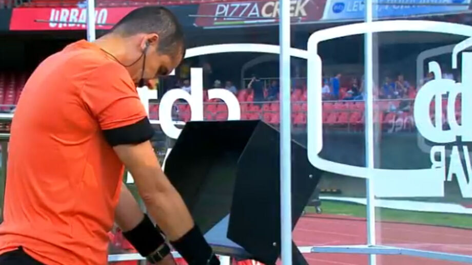 Caricato: árbitro reza e abençoa monitor do VAR antes de um jogo