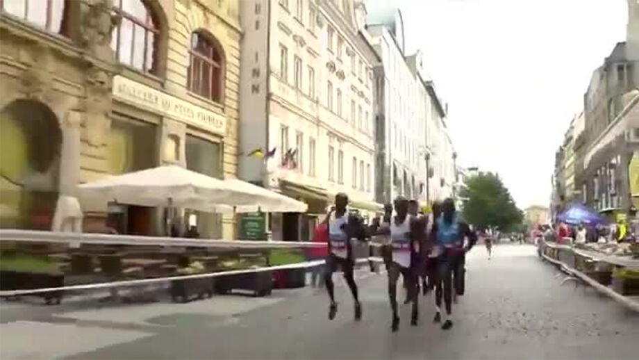 A brutal queda que tramou favorito à vitória na Maratona de Praga