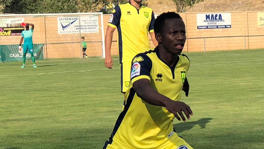 Susto em Espanha: jogador do Numancia desmaia durante treino