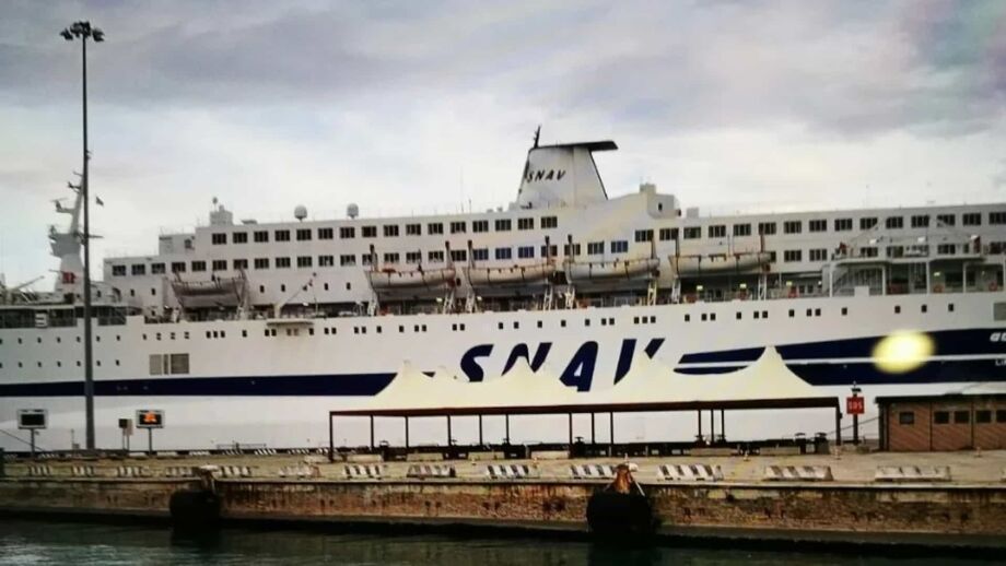 Ferry italiano com 250 passageiros à deriva no mar Adriático
