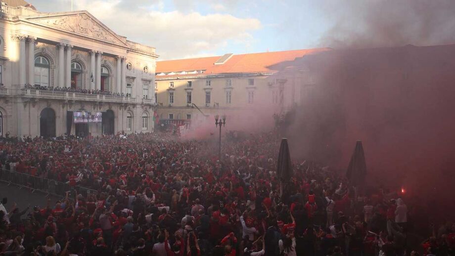 Benfica aclamado na Câmara de Lisboa: as imagens impressionantes de novo mar vermelho