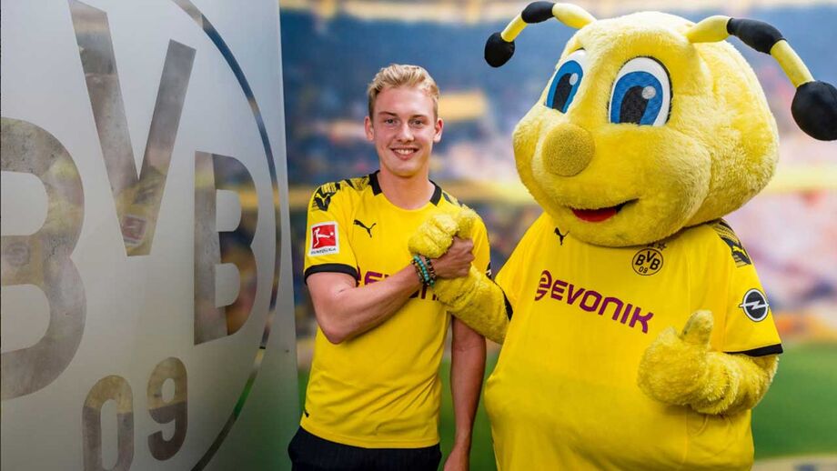 Borussia Dortmund oficializa contratação de Julian Brandt