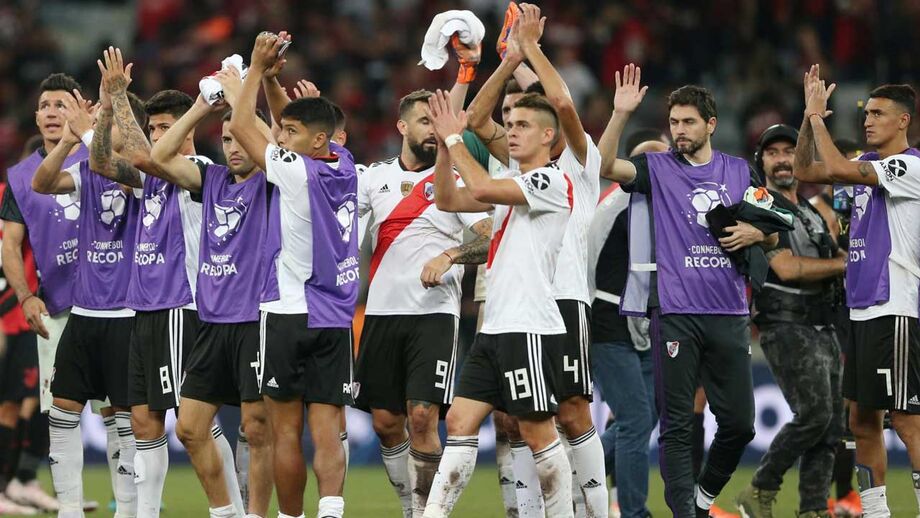 Paranaense vence River Plate e fica em vantagem na Supertaça sul-americana