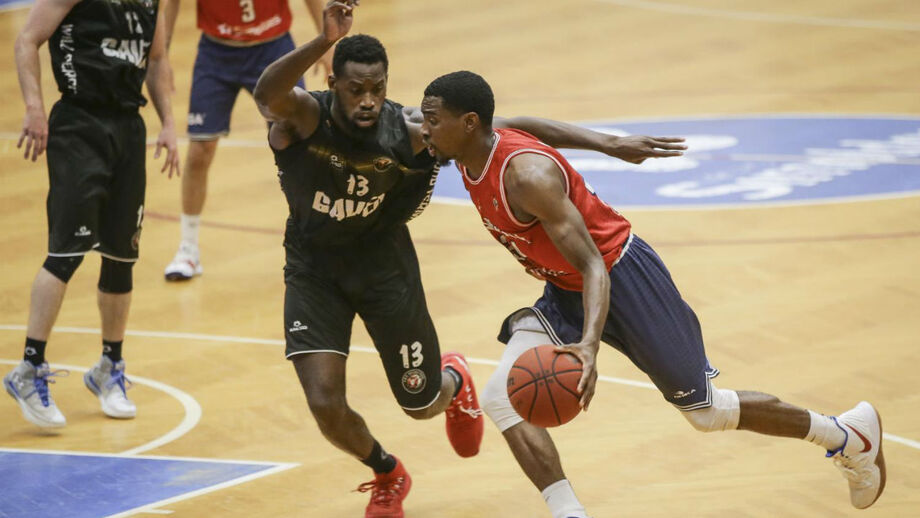 Campeã Oliveirense entra a vencer nas meias-finais