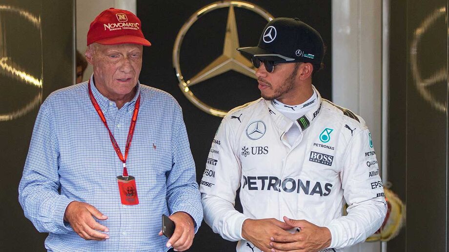 Silêncio de Hamilton sobre Niki Lauda vale chuva de críticas: «É patético»