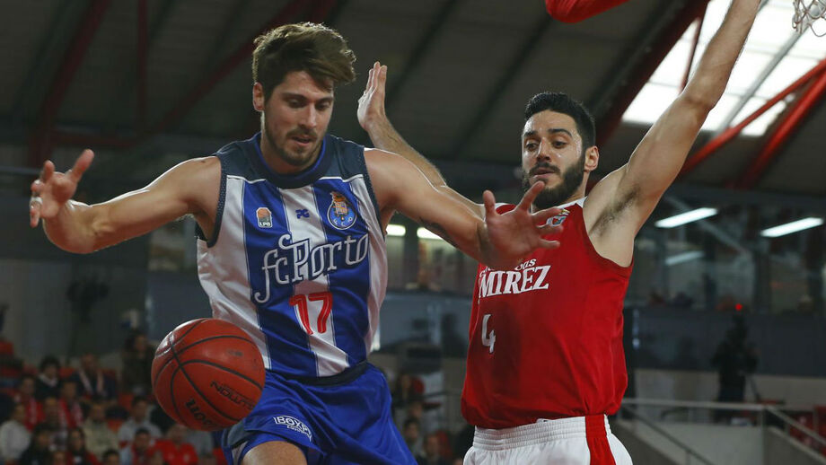 Benfica derrota FC Porto e lidera a meia-final do playoff