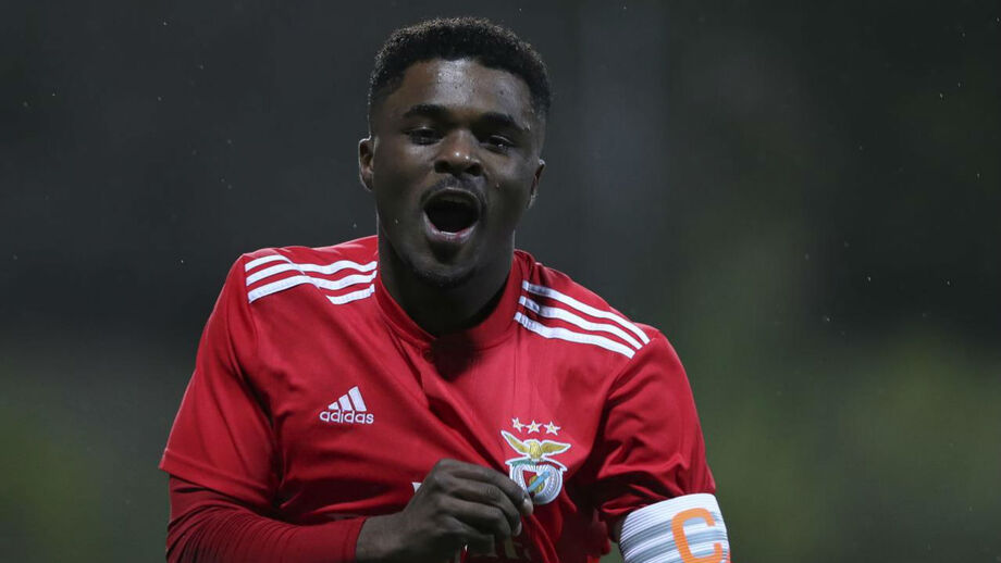 Benfica vence em casa do FC Porto e continua isolado na liderança