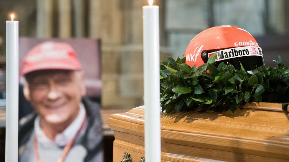 Funeral de Niki Lauda junta figuras da F1 e milhares de populares em Viena