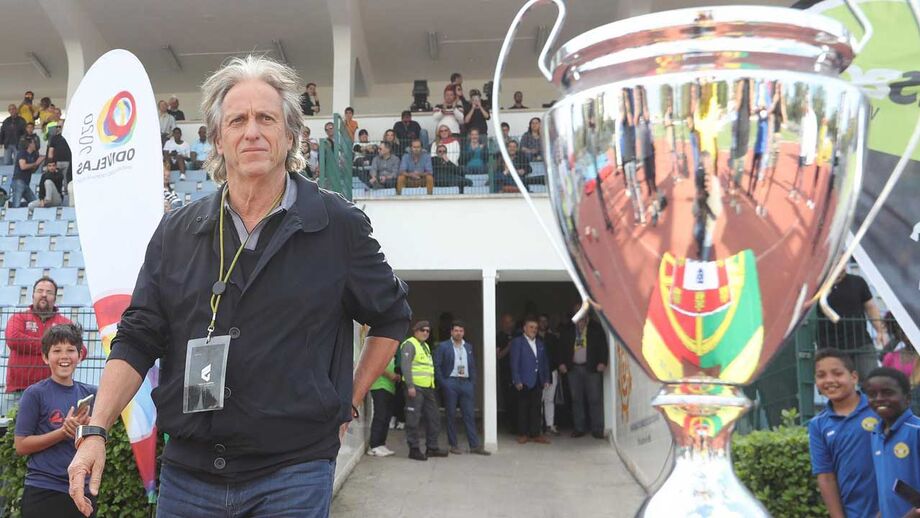 Mercado a ferver: Jorge Jesus anuncia novidades e Hazard larga 'bomba' após brilharete