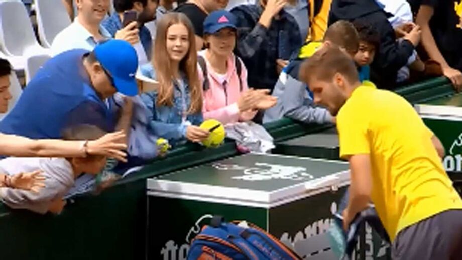 Roland Garros: Fã alucinado rouba toalha a miúdo mas leva 'lição' de tenista