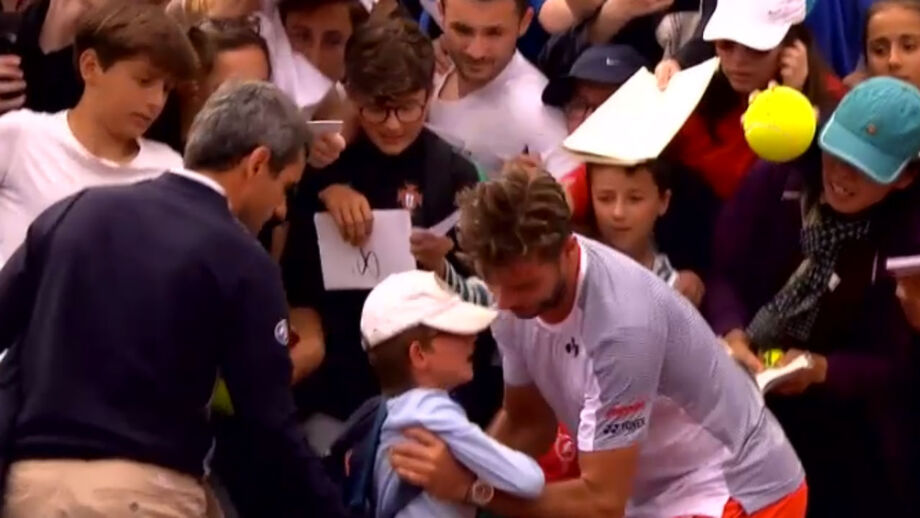 Árbitro Carlos Ramos e Wawrinka ajudam criança em apuros