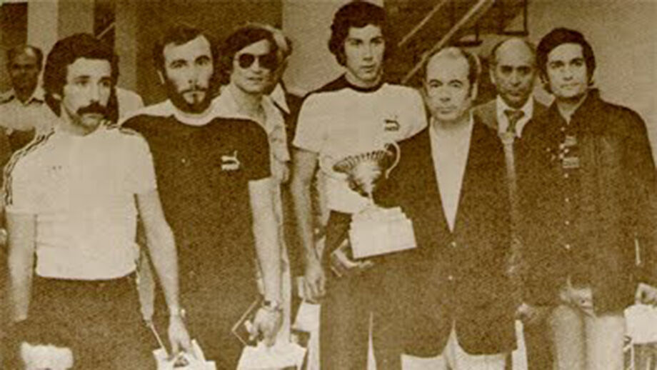 Vencedores da edição de 1976/77 com o troféu que os leões vão tentar reconquistar