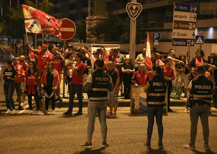 Receção do autocarro do Benfica