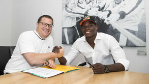 Breel Embolo troca Schalke 04 pelo Borussia Mönchengladbach