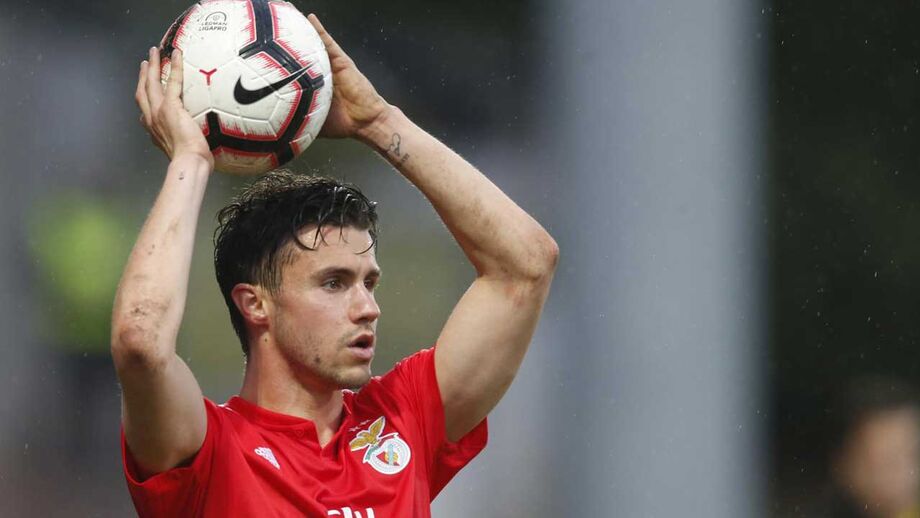 Mercado a mexer: Benfica oficializa saída de jogador, Jesus certo no Flamengo e Cillessen mantém tabu