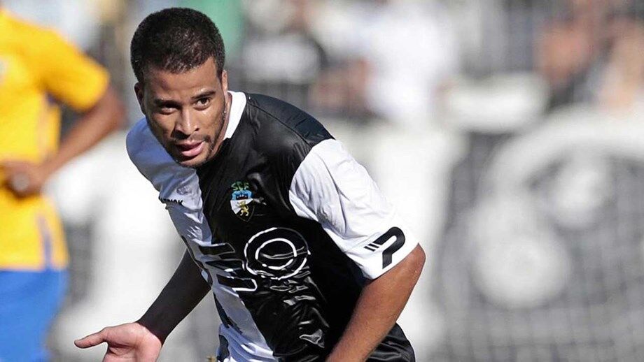 Alan Júnior oficializado como reforço do Leixões