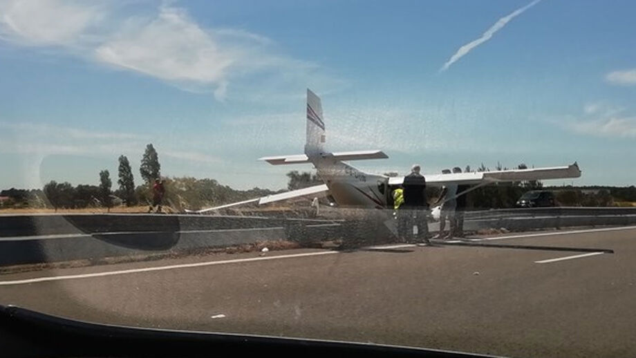 Avioneta aterra de emergência na autoestrada no Pinhal Novo e colide com dois carros: veja as imagens