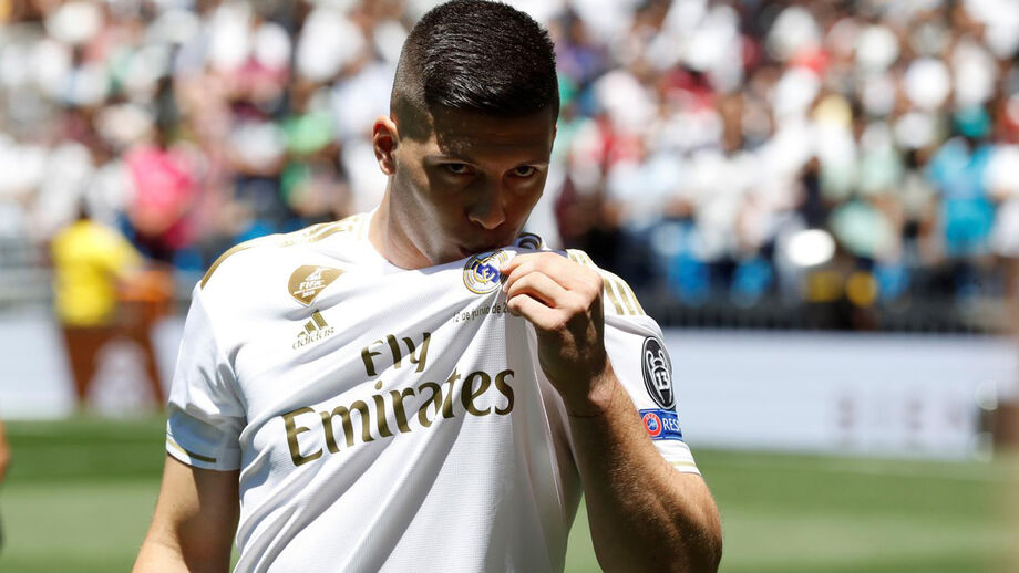 Florentino Pérez para Jovic: «Esta é a camisola com que dormias quando eras pequeno»