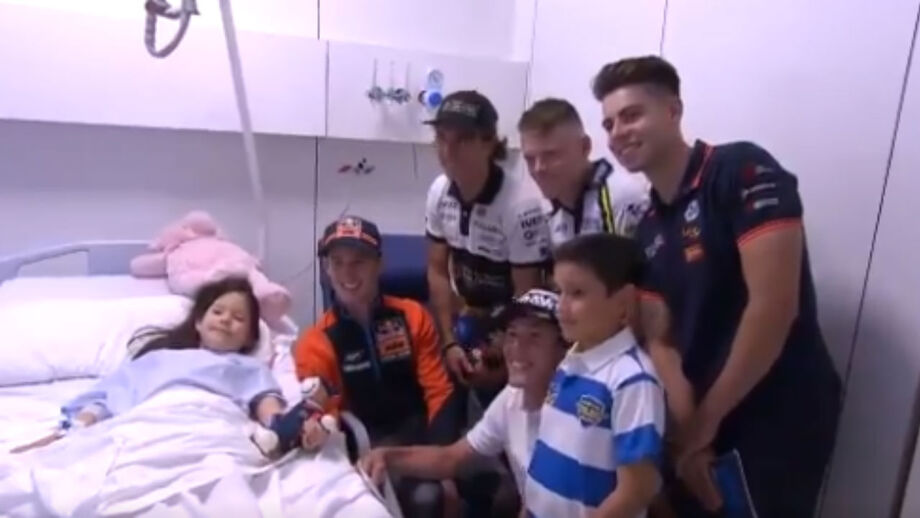 Pilotos do MotoGP espalham sorrisos em hospital pediátrico de Barcelona